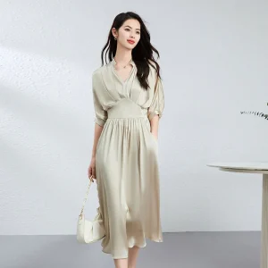 Abito longuette in seta da donna Abito lungo in seta drappeggiato con scollo a V e vita stretta